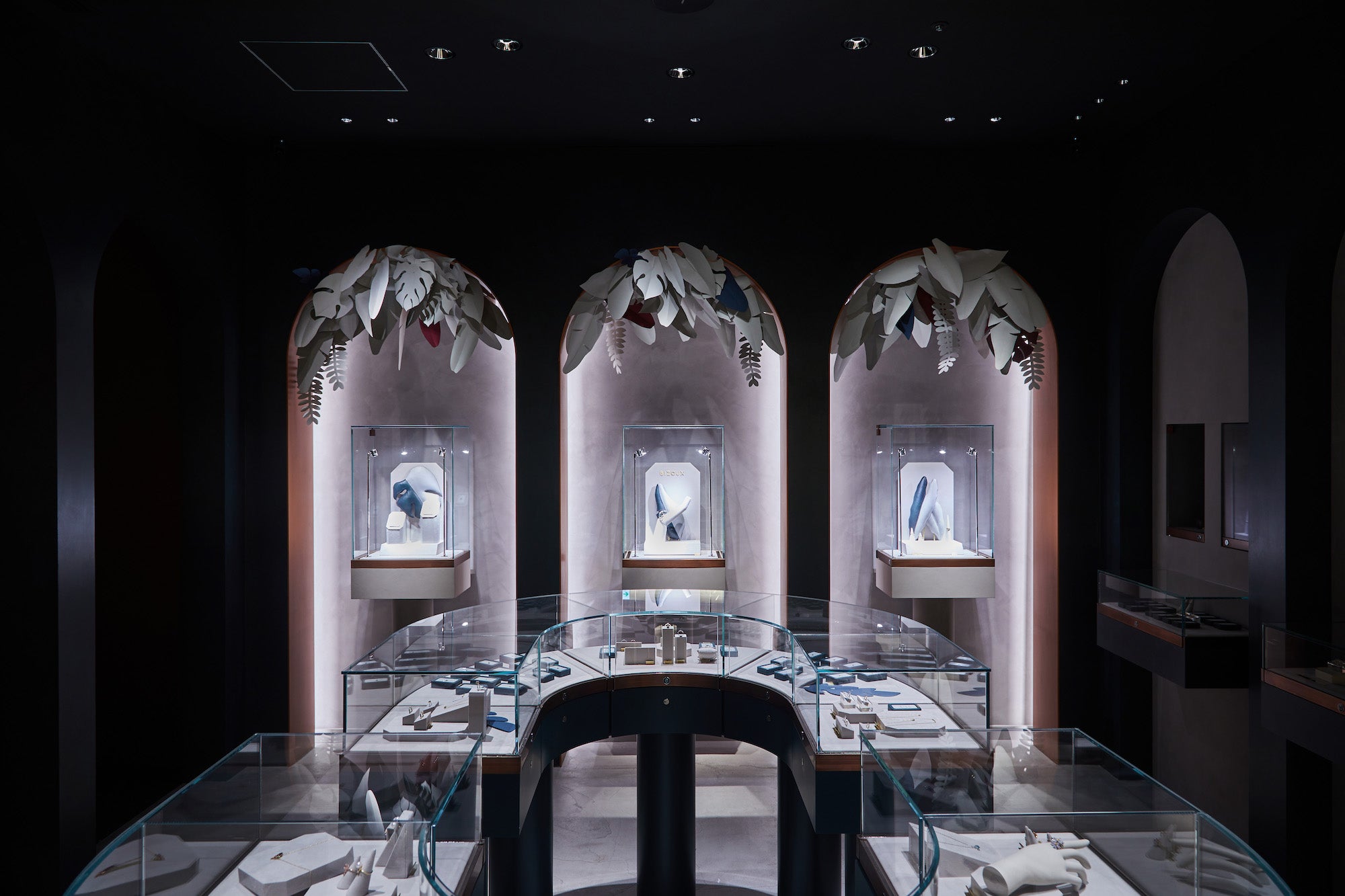 GINZA SIX店で開催中。特別展「色が変わる宝石の幻想的な世界」