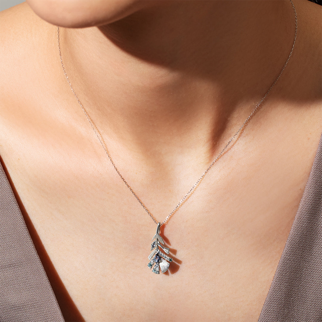 【Tales of Her】ベキリーブルーガーネット×マルチカラージュエル PTペンダントトップ・クロマプリュメ