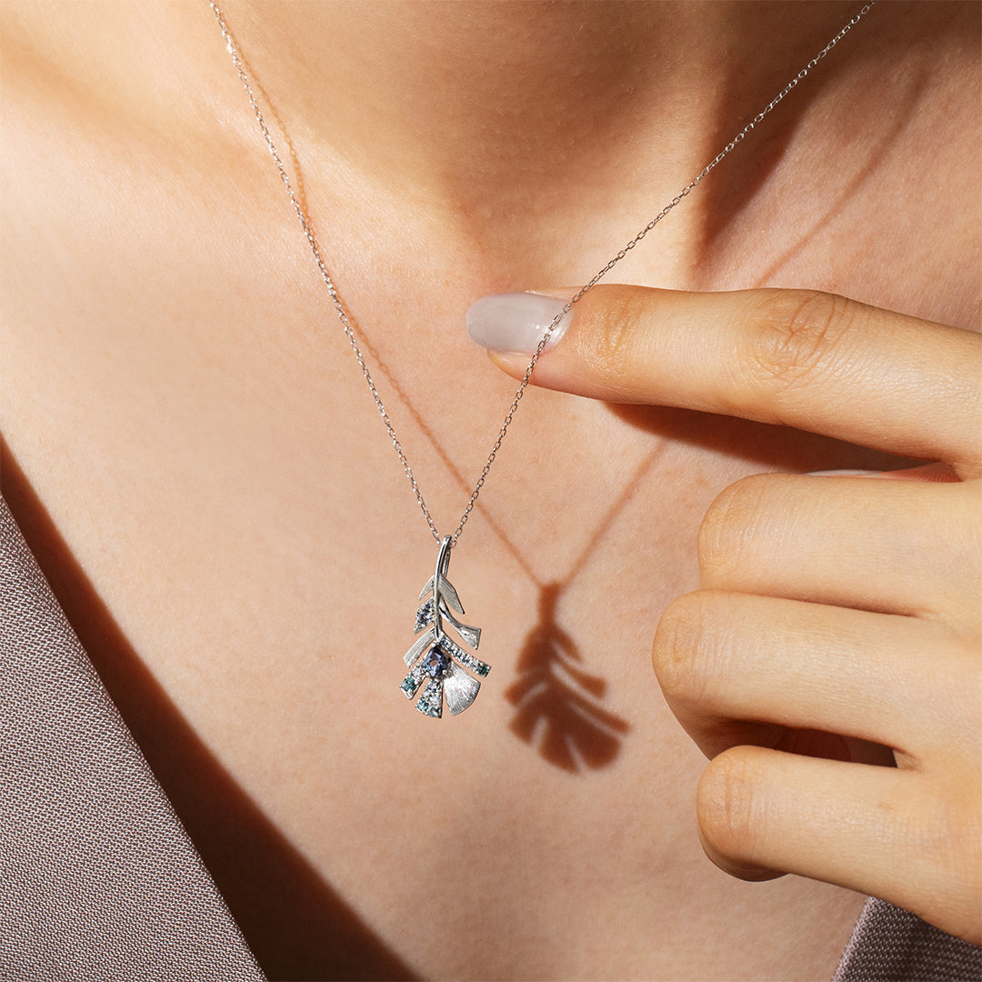 【Tales of Her】ベキリーブルーガーネット×マルチカラージュエル PTペンダントトップ・クロマプリュメ