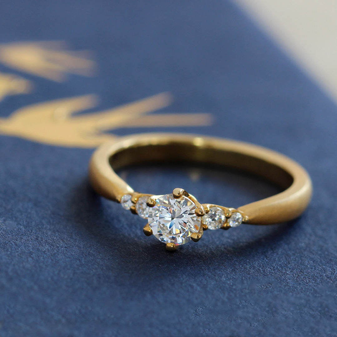 ダイヤモンド K18/PTリング・サイドストーン