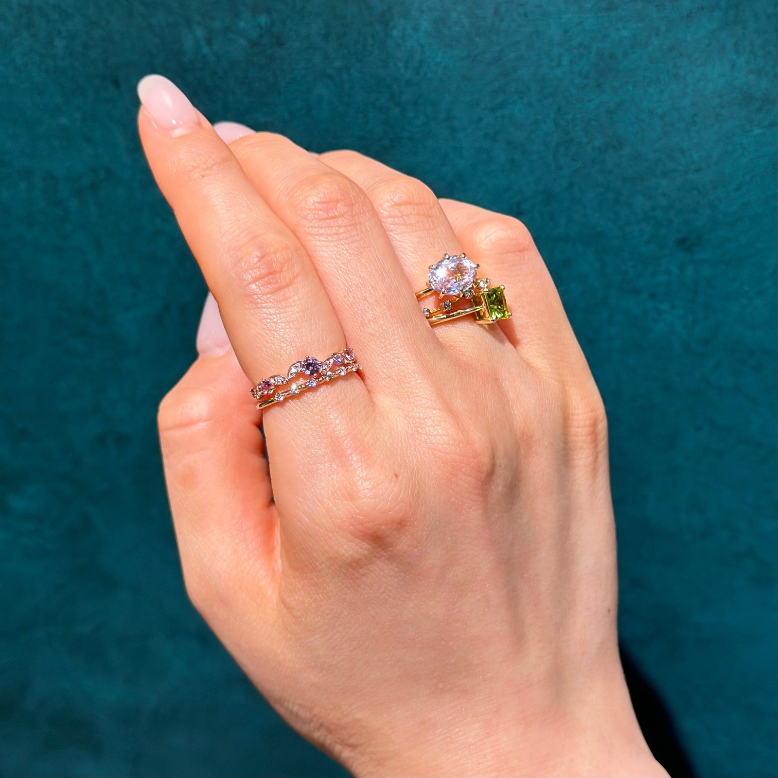 自然の美しさを纏った大人フェミニンコーデ