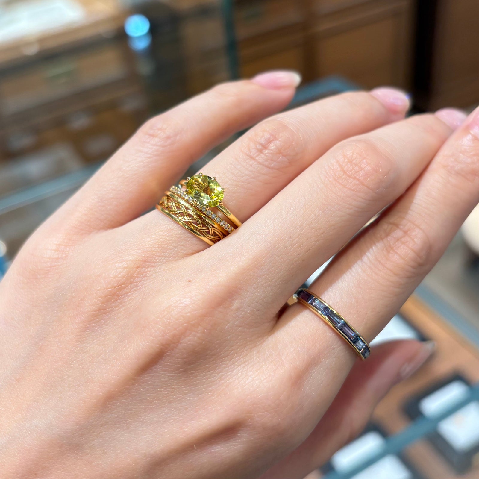 対照的な魅力を引き出すコーデ