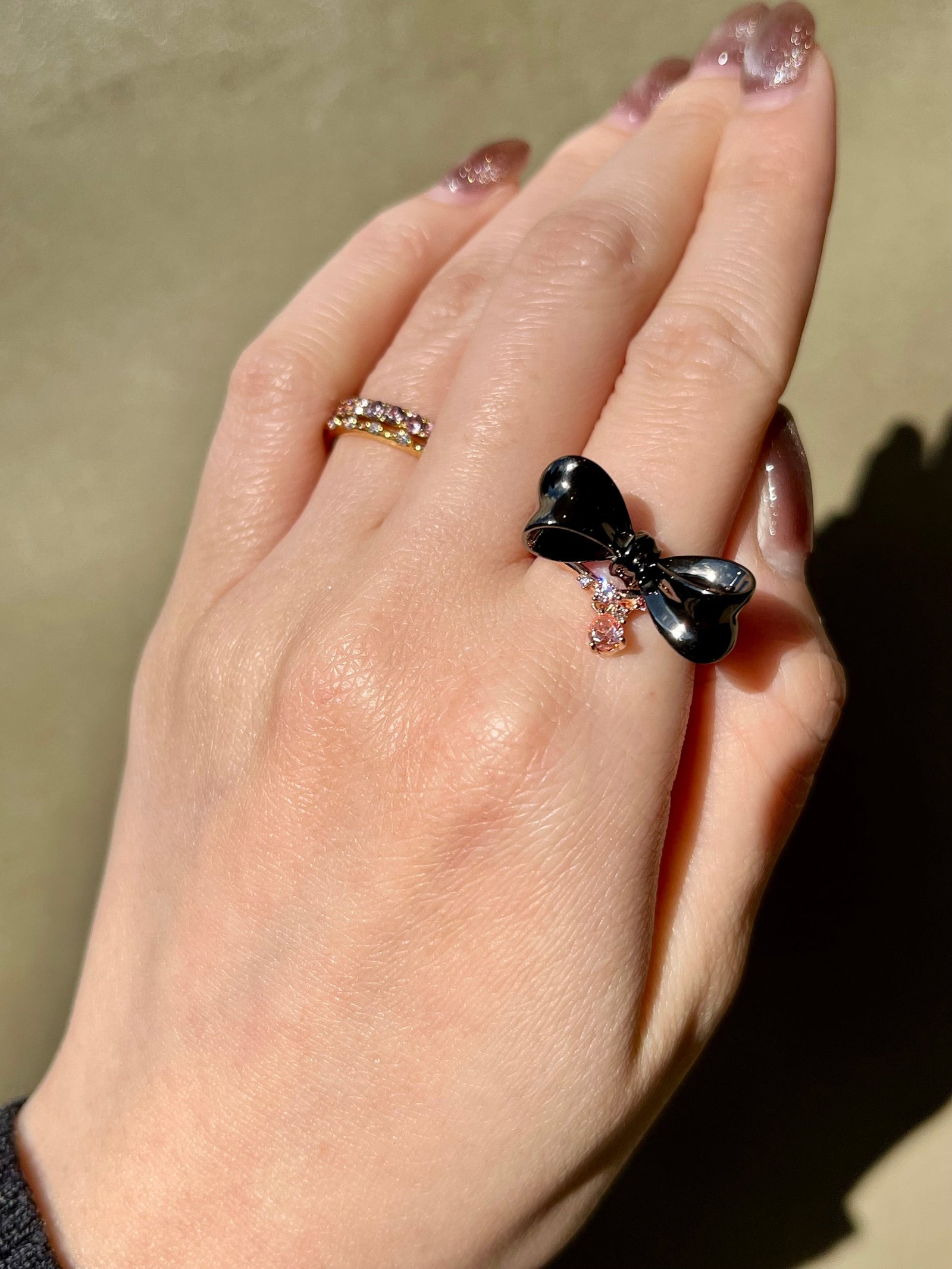 ブラック×ピンクが織りなす 洗練された甘辛エレガンスコーデ