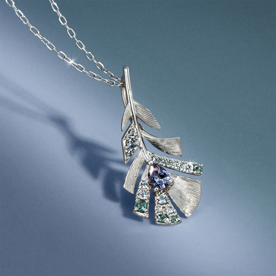 【Tales of Her】ベキリーブルーガーネット×マルチカラージュエル PTペンダントトップ・クロマプリュメ